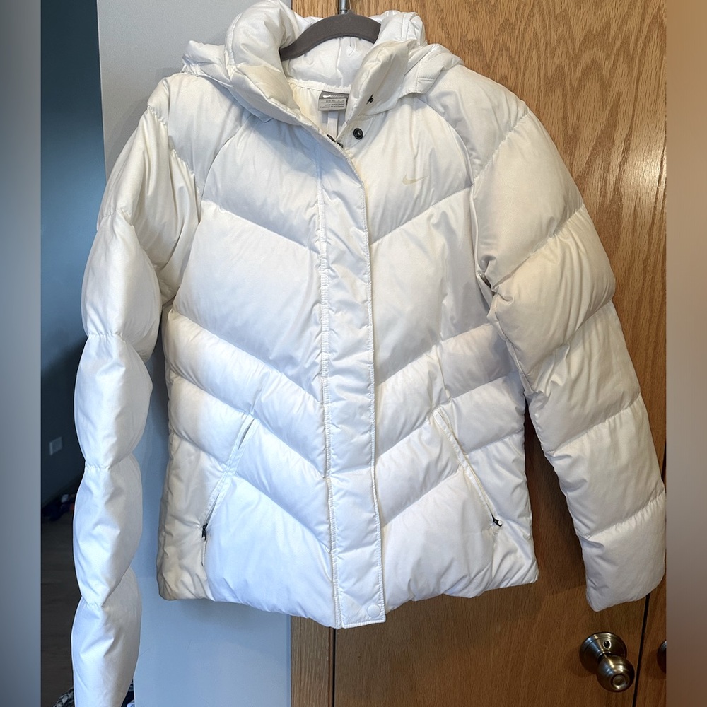 Gently Used Women’s Nike Puffer Jacket!